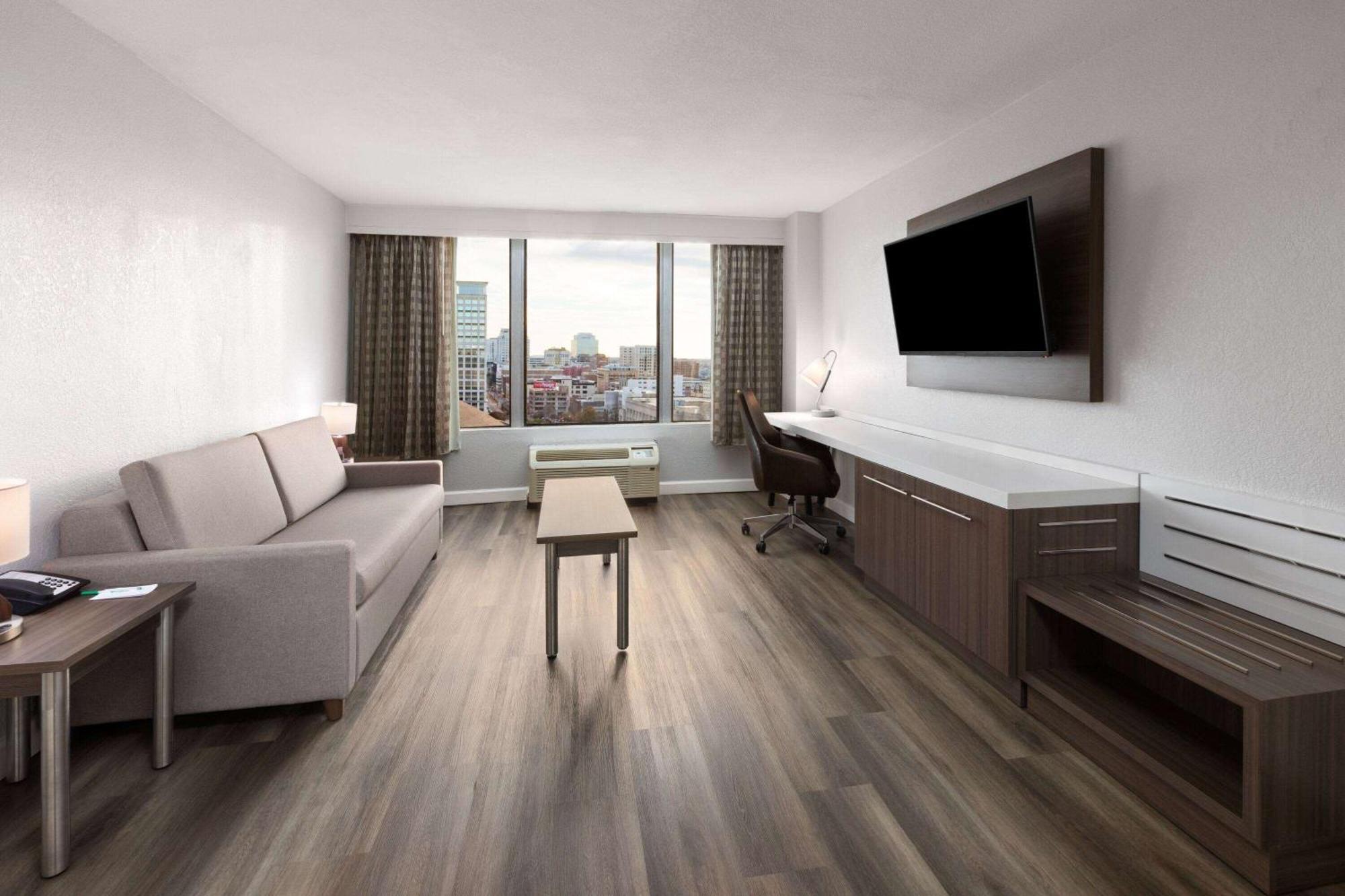 Wyndham Garden Norfolk Downtown Hotell Exteriör bild