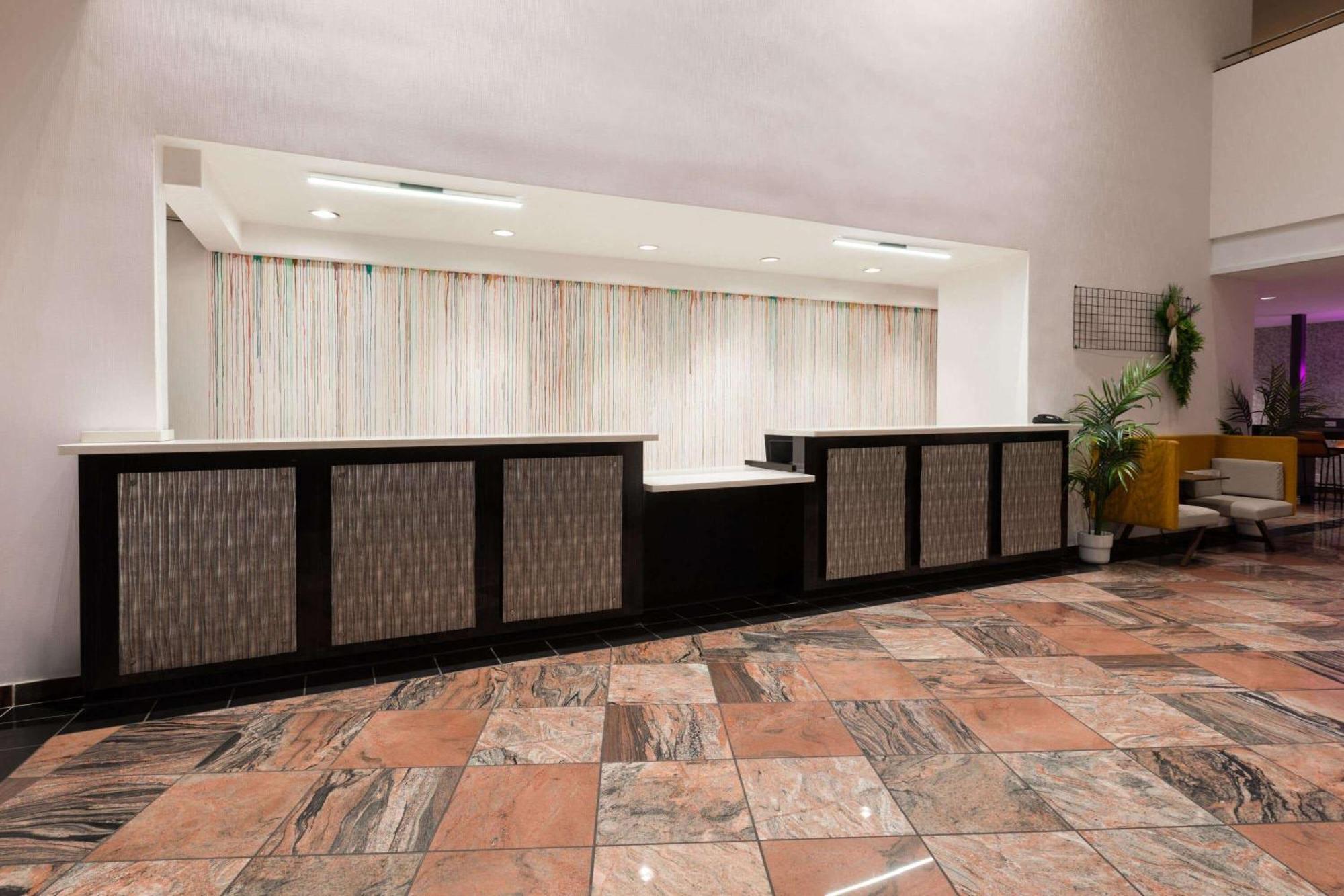 Wyndham Garden Norfolk Downtown Hotell Exteriör bild